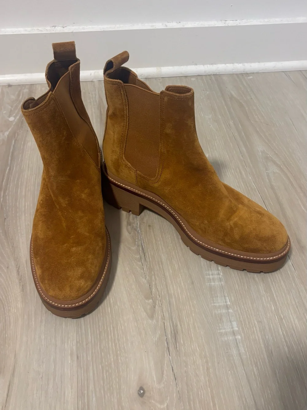 Like New Tory Burch Women’s Chelsea Suede Ankle Boots